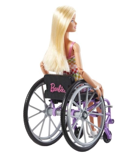 Barbie fotomodel pe scaun cu rotile