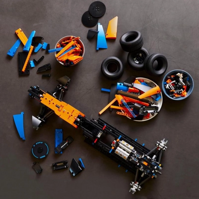 Mașină de curse McLaren Formula 1 LEGO Technic