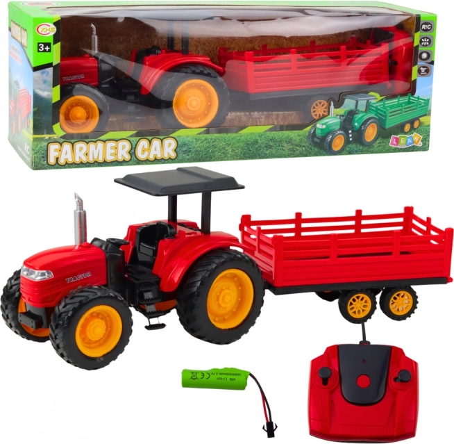 Tractor agricol roșu controlat de la distanță cu remorcă