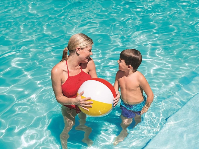 Distracție în piscină și pe plajă