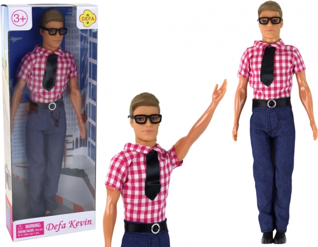 Marionetă Kevin în costum elegant cu cămașă roșie
