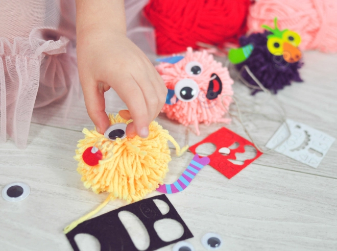 Set creativ pentru realizarea de monștri din pompoane - Woopie Art&Fun
