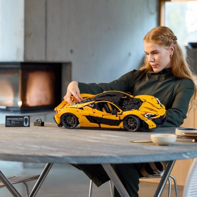 Mașină de curse LEGO Technic McLaren P1 pentru adulți