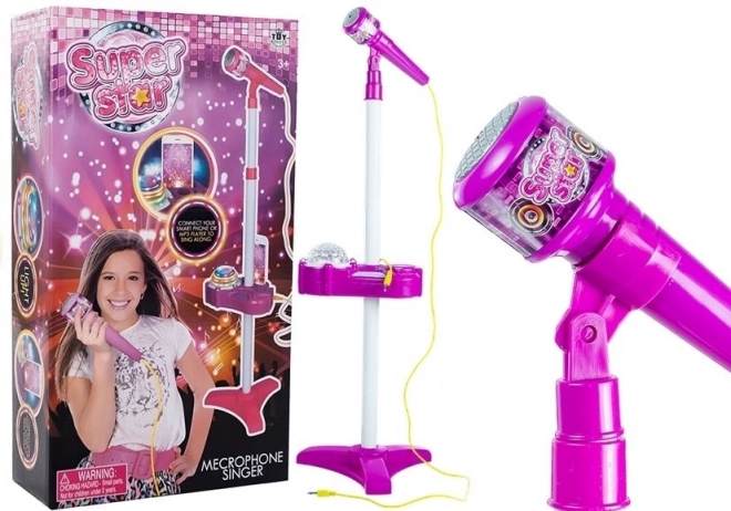 Microfon cu stativ și proiector pentru fete
