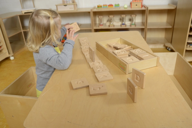 Jucărie Sensorială din Lemn Masterkidz Recunoaștere Litere, Numere și Forme