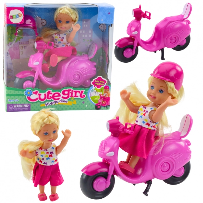 Mini păpușă pe scuter roz cu cască
