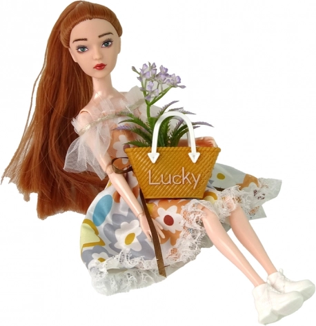 Rochie florală stilată și accesorii