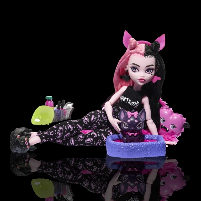 Petrecerea de pijamă Monster High Creepover - Draculaura