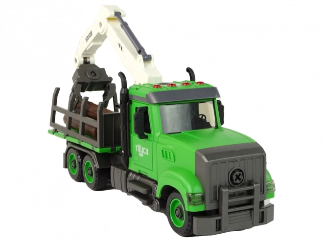 Vehicul transportor de lemne verde
