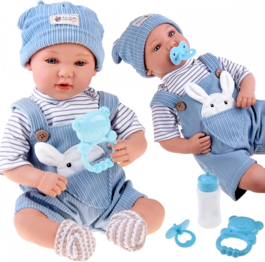 Păpușă bebeluș interactivă realistă 46 cm în salopetă albastră cu accesorii