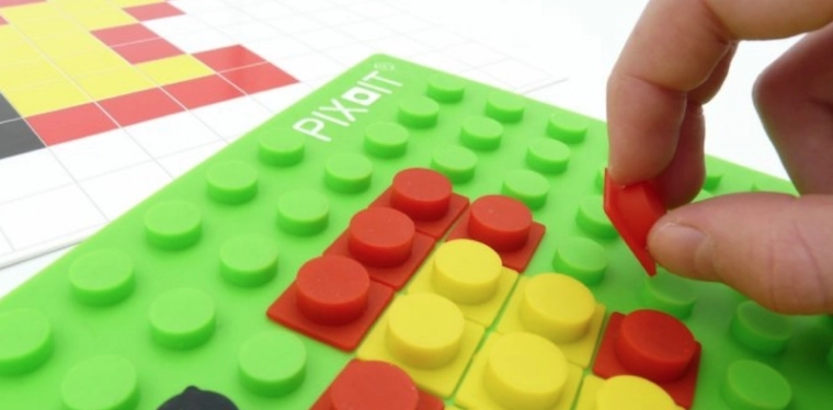 Creație ca din pixeli: culori intense și bază solidă