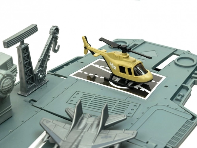 Portavion militar cu avioane și vehicule