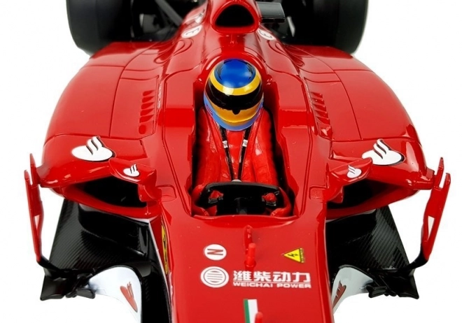 Mașina de curse Ferrari F138 Formula 1 roșie