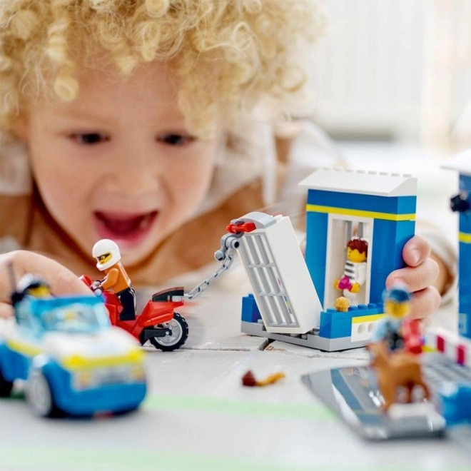 Set LEGO City Post de poliție urmărire
