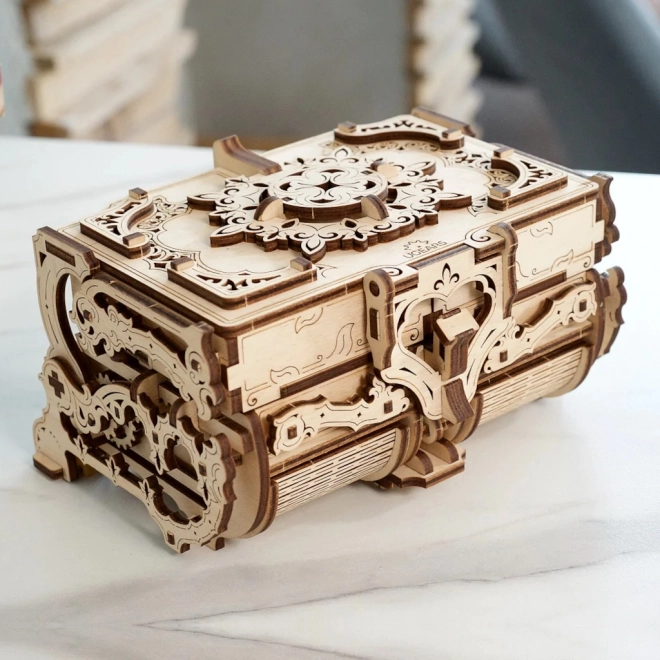 Puzzle 3D din lemn Ugears – casetă de bijuterii antică