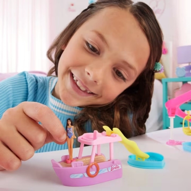 Set Barbie Mini Barbieland cu barcă
