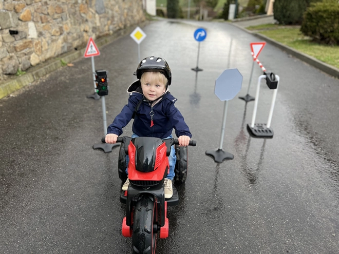 Joacă realistă cu trotinete fără pedale și motociclete