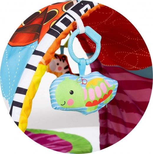 Jucării suspendate și clame la îndemână