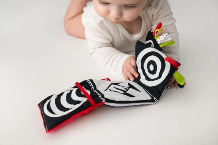 Stimulare vizuală cu contrast începând din primele zile