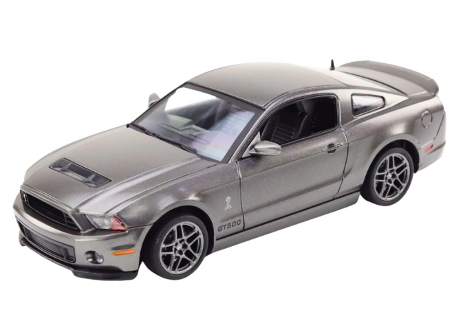 mașină Ford Shelby GT500 la scară 1:24 cu motor argintiu