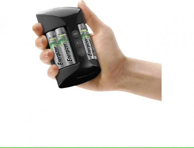 Încărcare comodă a până la patru elemente AA