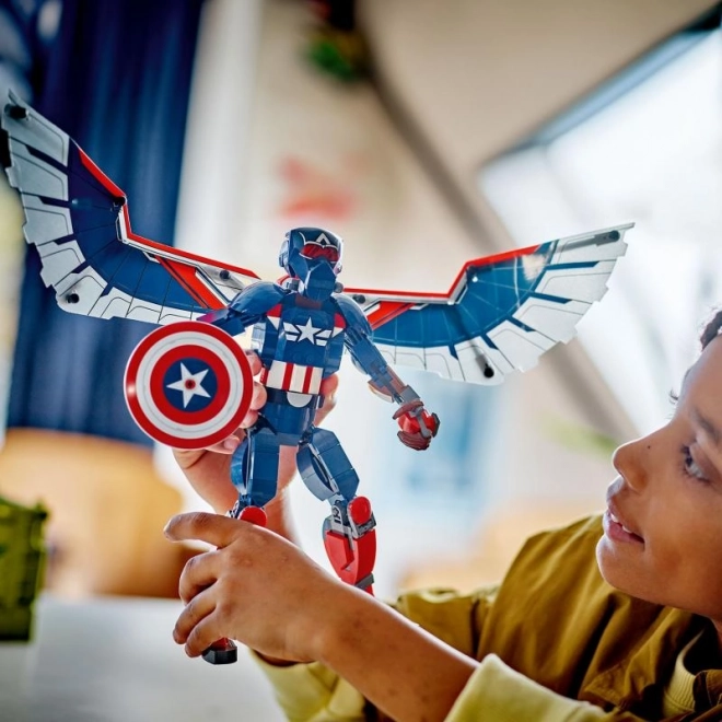 Figurina LEGO Marvel Captain America cu Falcon