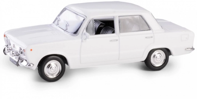 Automobil clasic FIAT 125P alb
