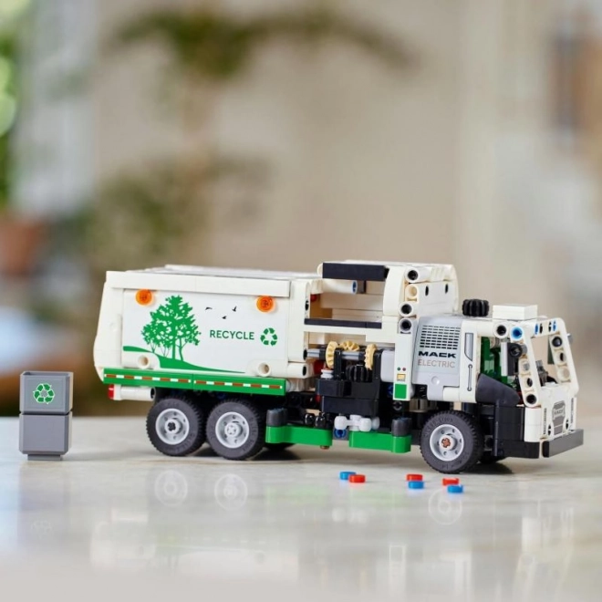 Camion electric pentru colectarea deșeurilor LEGO Technic Mack LR