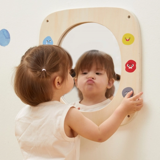 Construcție solidă din lemn cu colțuri rotunjite