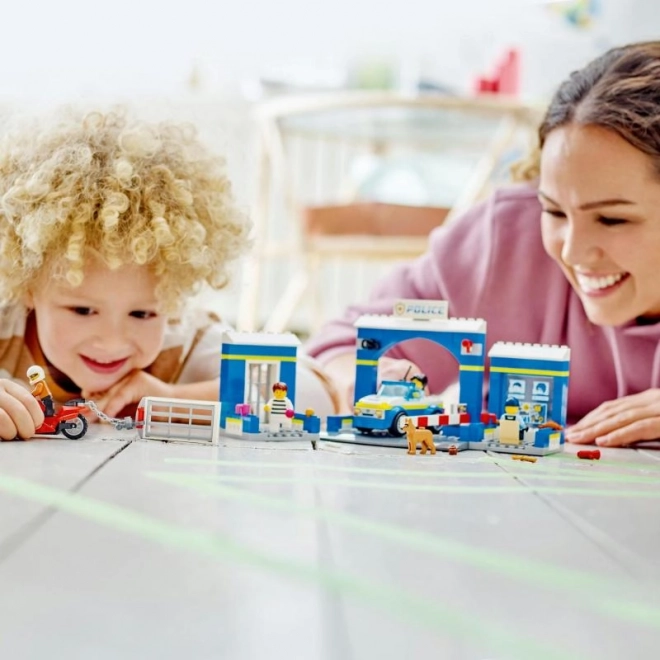 Set LEGO City Post de poliție urmărire