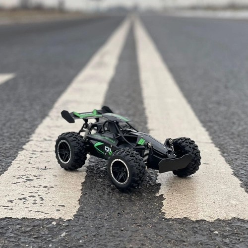 Mașină de curse teleguiată pentru teren accidentat
