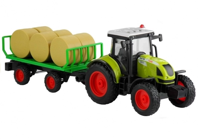 Tractor verde cu remorcă și baloturi de fân