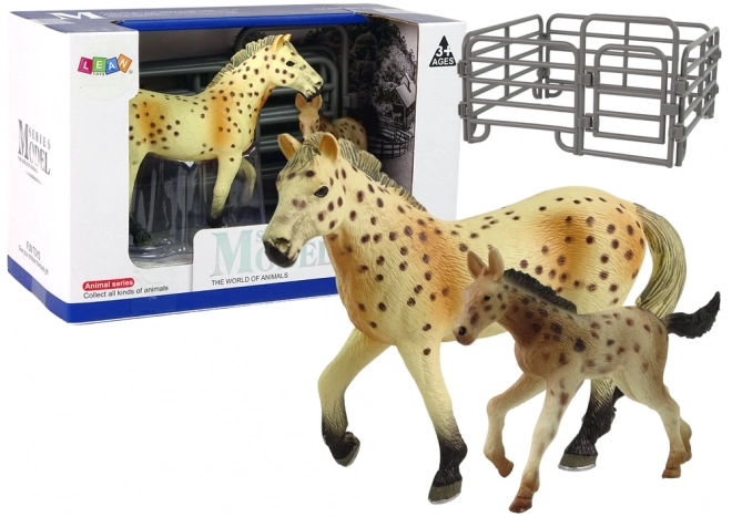 Set figurine cai cu rasă Knabstrupper și mânz în țarc