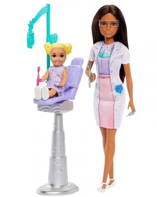 Barbie dentistă cu pacient cu păr închis la culoare