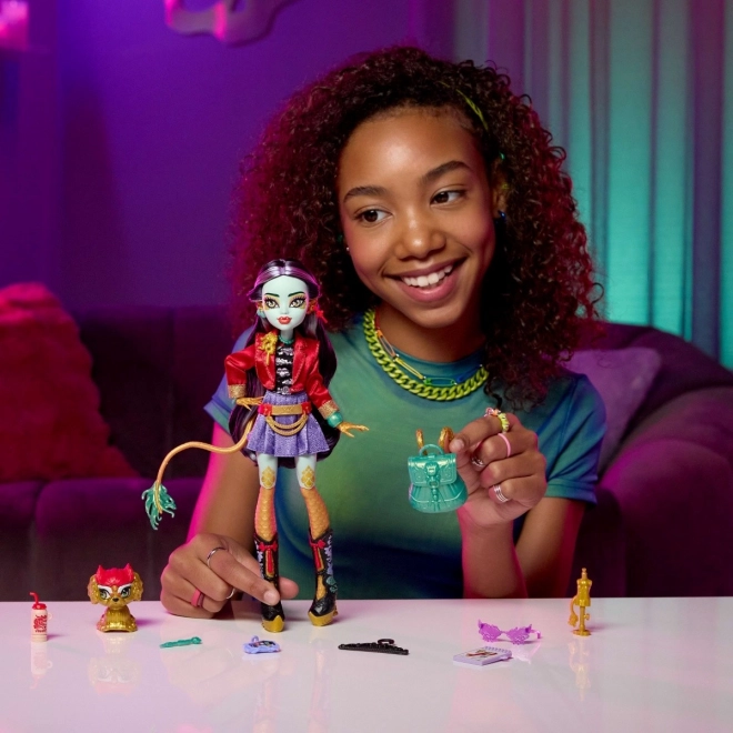 Păpușa Monster High Jinafire Long cu animal de companie