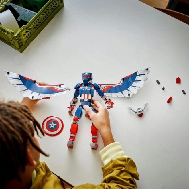 Figurina LEGO Marvel Captain America cu Falcon