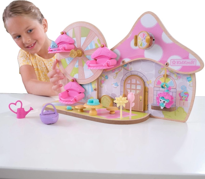 Accesorii bogate și 2 figurine exclusive
