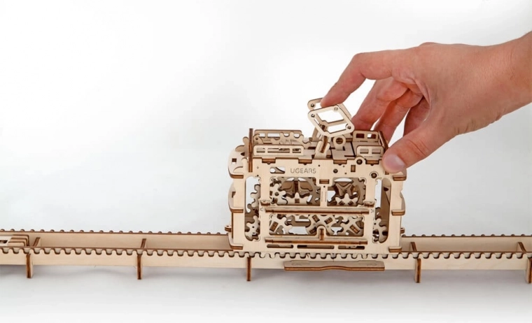 Înclinare reglabilă a traseului și deplasare prin gravitație