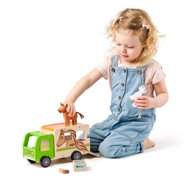 Camion din lemn pentru transport cai