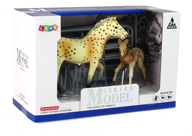 Set figurine cai cu rasă Knabstrupper și mânz în țarc