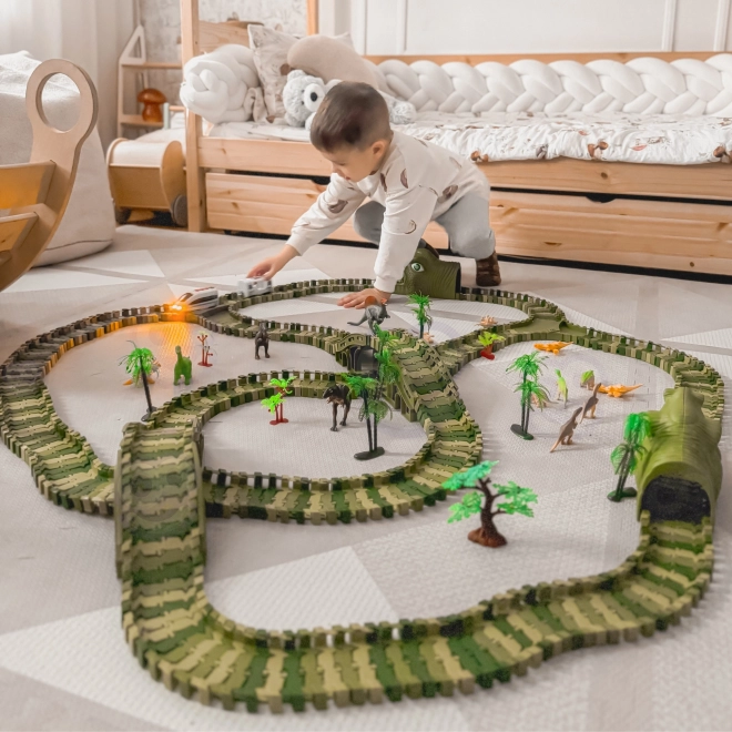 Circuit de curse cu dinozauri, mașinuță și figurine