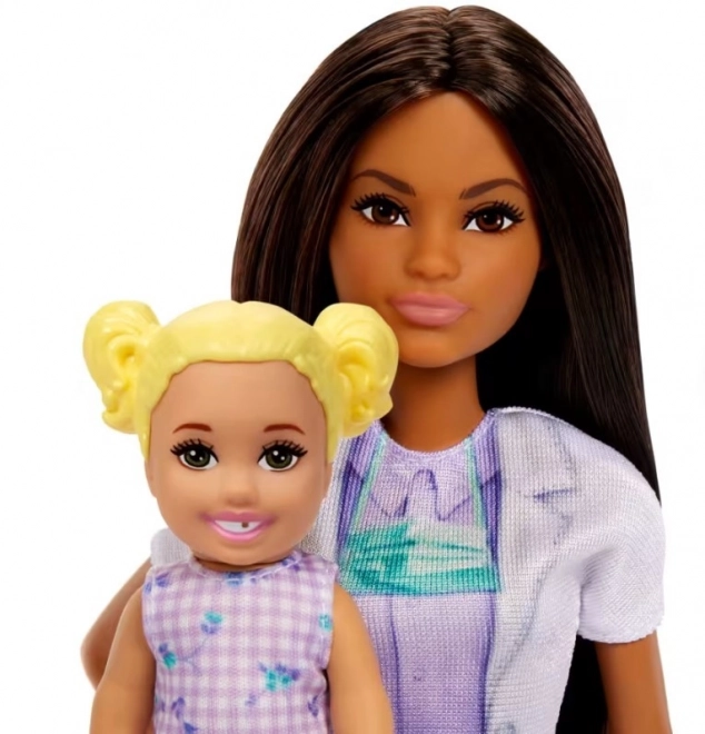 Barbie dentistă cu pacient cu păr închis la culoare