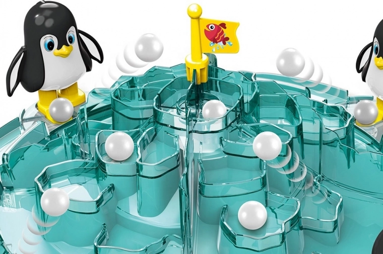 Munte de gheață cu steguleț țintă