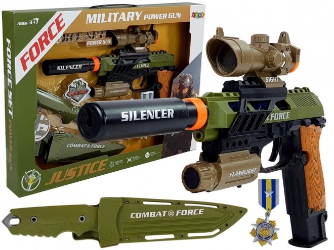 Set militar cu pistol, pușcă, cuțit și medalie