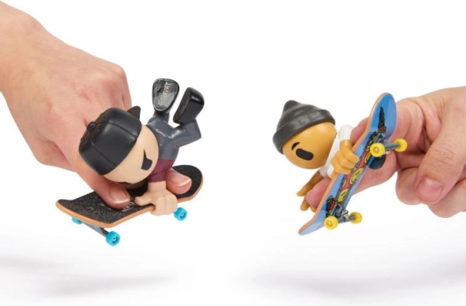 Două plăci și două figurine pentru distracție dublă