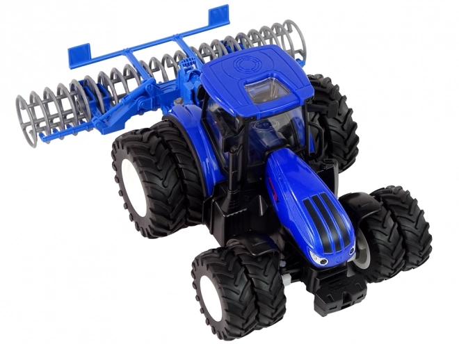 Tractor albastru cu telecomandă și disc metalic 1:24