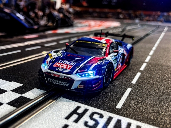 Iluminare realistă pentru atmosferă de cursă