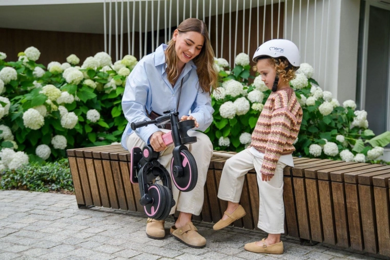 Cadru și ghidon pliabile printr-un singur buton