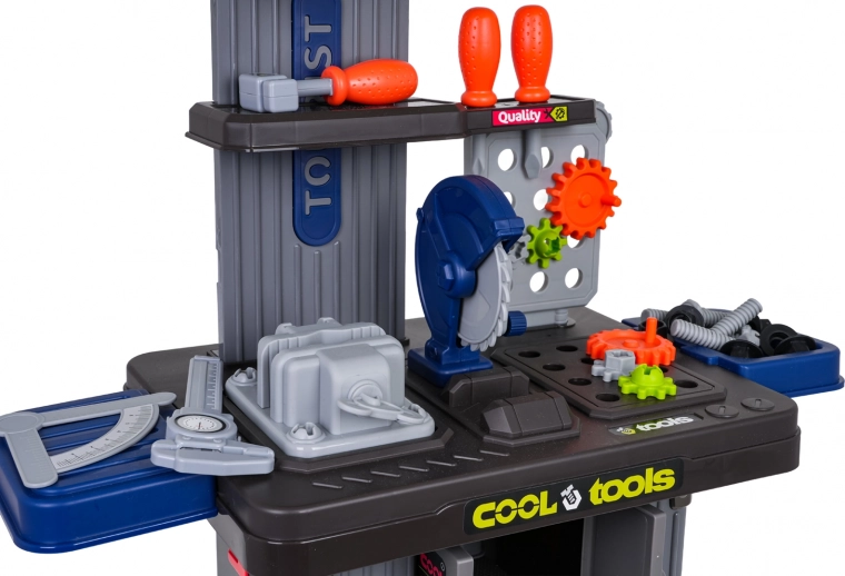 Atelier realist cu unelte