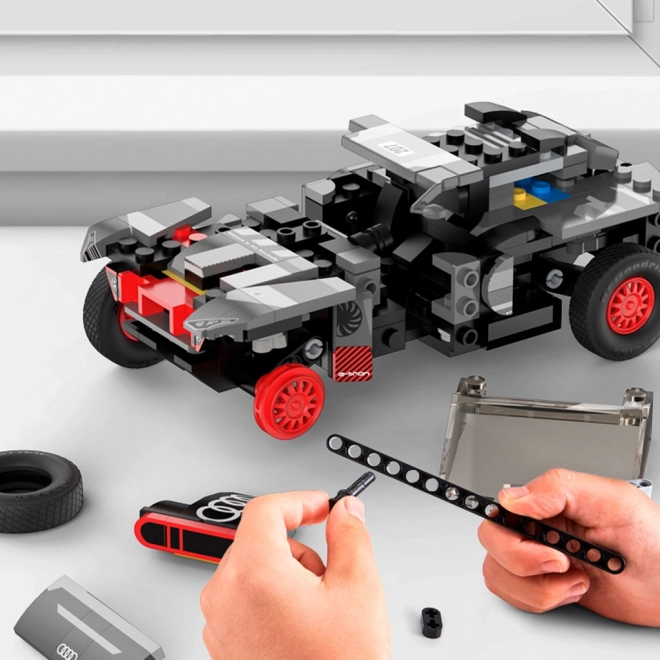Mașină Audi RS Q e-tron de construit la scară 1:30